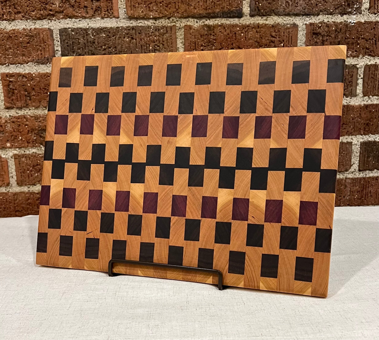 Wooden cutting board with walnut and cherry - checkerboard pattern 